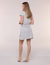Vestido corto de tejido elastizado con estampado animal print en tonos beige y gris, cuello redondo, mangas cortas y detalle de frunce en el lateral.