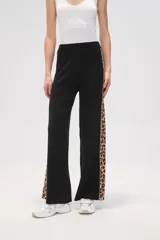 Pantalon de corte ancho y tiro alto, color negro con franjas laterales estampadas en animal print de leopardo.