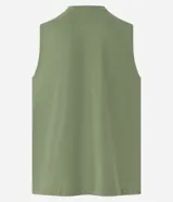 Musculosa básica de hombre con cuello redondo, confeccionada en algodón suave y resistente. Presenta un diseño liso sin mangas con un pequeño tag decorativo aplicado en el bajo.