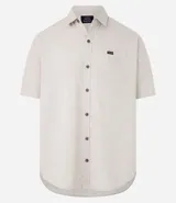 Camisa de corte relajado para hombre, confeccionada en una mezcla de cáñamo y algodón. Presenta cuello inglés, manga corta, cierre frontal con botones y un bolsillo en el pecho con una pequeña etiqueta aplicada.
