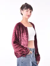 Campera cereza de terciopelo con tachas plateadas, cierre frontal y mangas largas.