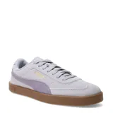 Championes urbanos Puma modelo Club II Era Suede, confeccionados en gamuza color lila con detalles en violeta y suela de goma color caramelo.