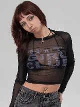 Remera crop de manga larga confeccionada en tejido de red semitransparente color negro. Presenta un estampado frontal con el texto 'HOT GIRL CLUB' y un diseño ajustado al cuerpo.