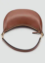 Cartera de hombro de diseño ovalado en color marrón, con cierre de cremallera y herrajes metálicos dorados.