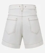 Short de sarga color blanco, tiro alto, corte mom, con botón forrado, bolsillos laterales y costuras contrastantes.