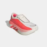 Championes de running Adidas Hyperboost Edge, color blanco con inserciones en rojo brillante y las tres tiras características de la marca en la entresuela.