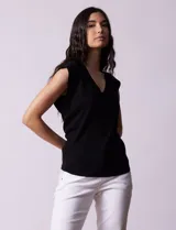 Buzo tejido negro en hilado fino, marca Tahari, sin mangas y con escote en V.