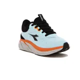 Championes deportivos Diadora modelo Proton para mujer, con capellada en tejido de punto color celeste claro, detalles en negro y naranja vibrante. Presentan una entresuela gruesa y texturizada en tonos grises y naranja, ofreciendo amortiguación.