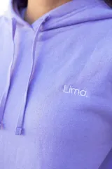 Canguro negro con capucha y cordones ajustables, bolsillo tipo canguro y logo pequeño en el pecho.