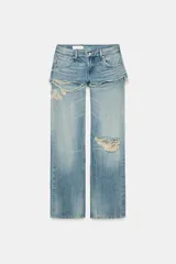 Jeans de tiro bajo y corte recto, color celeste con efecto lavado. Presenta diseño de doble tiro con detalle de short superpuesto con roturas, además de roturas adicionales en las perneras. Cuenta con cinco bolsillos, trabillas para cinturón y cierre frontal con cremallera y botón metálico.