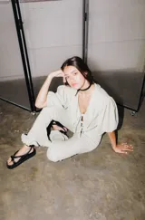 Pantalón elastizado color ladrillo con elástico en la cintura y volados en el ruedo.