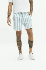 Short de baño con estampado floral en tonos azules, cintura elástica con cordón ajustable, bolsillos laterales y bolsillo trasero.