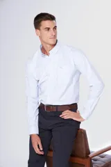 Camisa blanca de tela oxford con manga larga y logo bordado en el bolsillo. Cuello con botones y tablón central en la espalda.