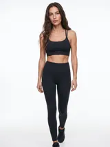 Top deportivo negro de diseño liso con escote redondo y tirantes dobles finos en los hombros.