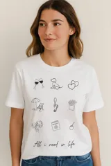 Remera blanca de algodón con cuello redondo y estampado de dibujos minimalistas en negro que representan objetos y actividades cotidianas.