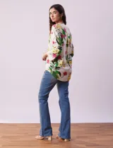 Blusa de lino estampada con flores, marca Cupio. Tiene cuello a la base, escote en V, abertura con botones, bolsillo en la delantera y mangas 3/4 regulables con presilla y botón.