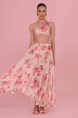 Falda larga color rosado con estampado floral, tiro alto y diseño fluido con gran movimiento.