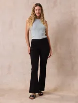 Jegging con pretina elastizada, marca Zac & Rachel. Delantera y trasera con bolsillos. Terminación de ruedo bootcut.