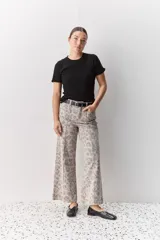 Remera blanca de manga corta y cuello redondo, con calce ajustado al cuerpo y diseño liso y minimalista.