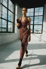 Vestido midi satinado color marrón con estampado de lunares difuminados, de cuello halter con tiras ajustables para atar en la espalda y escote en V.