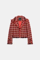 Blazer de Zara Woman Collection confeccionado en tejido de mezcla de algodón con textura. Presenta cuello solapa, manga larga, acabados desflecados y cierre frontal con ganchos metálicos. Incluye forro interior.