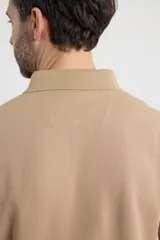 Sweater de tejido elastizado de algodón y poliéster color tostado, con cuello estilo tunecino, cierre frontal parcial con botones y ribetes en contraste.