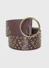 Cinto ancho color marrón con tachas y hebilla redonda dorada.