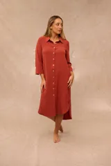Vestido midi color terracota, de corte camisero con cuello clásico, cierre frontal con botones y mangas largas.