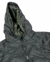 Campera de nylon matelaseada color azul marino, con capucha integrada, cierre frontal y diseño de costuras en zigzag. Cuenta con un ajuste regular y es una prenda liviana con aislación térmica.