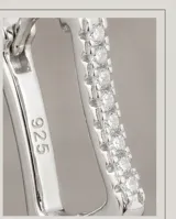 Aros de plata 925 con diseño rectangular y engaste de circonias brillantes.