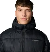 Campera puffer negra con capucha ajustable, cierre frontal completo y bolsillos laterales con cierre. Cuenta con tecnología Omni-Heat reflectante en el interior para mayor retención de calor y puños ajustables.