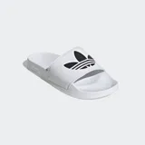 Sandalias Adidas Adilette Lite blancas con logo negro de Adidas en la tira superior.