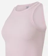 Musculosa básica verde claro de ribana de algodón con textura acanalada y cuello redondo.