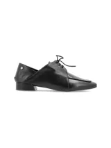Zapato estilo oxford de cuero negro con diseño vanguardista, cordones y detalle en cuero con textura de reptil en la parte frontal. Cuenta con un tacón bajo cuadrado y suela laqueada.