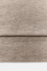 Bufanda de punto lisa en color negro, confeccionada en una mezcla de tejidos con un 5% de lana.