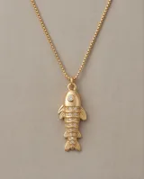Collar de bronce con cadena fina dorada y dije en forma de pez adornado con circonias engarzadas.