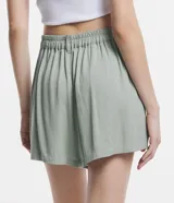 Short blanco de viscosa texturizada, modelo holgado con cintura de sastrería en el frente y elástico en la parte trasera. Presenta bolsillos laterales y cierre con botón y cremallera.