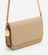 Cartera bandolera Satinato estructurada en gamuza sintética color tostado con patrón geométrico en relieve, solapa frontal, herrajes dorados, correa combinada de cadena metálica y tira sintética, y dije colgante circular con el logo de la marca.