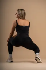 Conjunto deportivo negro compuesto por una musculosa con espalda deportiva y calza larga tiro alto.