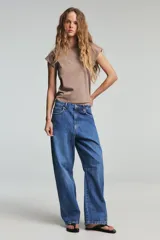 Camiseta de algodón compacto con cuello redondo, manga corta caída y corte regular.