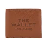 Billetera Marc Jacobs modelo The Billfold, de cuero texturizado color negro, con diseño plegable y el texto 'THE WALLET' impreso en la parte frontal junto con la marca.