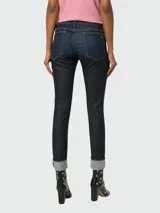 Jean de tiro medio, color azul oscuro, corte skinny y bolsillos delanteros y traseros.