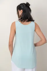 Musculosa de satén gris con frente de satén y espalda de algodón, de corte holgado y escote redondo.