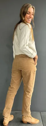 Pantalón tipo jogger de pana color tostado, con cintura elástica y cordón ajustable. Presenta bolsillos laterales y un corte cómodo y versátil.