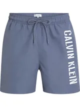 Short de baño azul con cintura elástica ajustable con cordón y logo de Calvin Klein estampado en blanco en la pierna derecha.