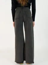 Pantalon de corte recto y tiro medio, confeccionado en gabardina color marrón. Presenta cierre frontal con botón y bolsillos laterales.