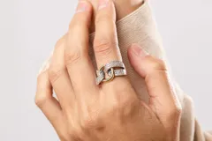 Anillo plateado con doble aro con zirconias blancas y un aro dorado entrelazado.