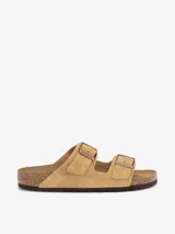 Sandalias Birkenstock modelo Arizona, confeccionadas en gamuza color tostado. Presentan dos correas ajustables con hebillas metálicas grabadas, plantilla anatómica de corcho y látex, y suela de goma.