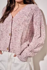 Cardigan de punto texturado en color rosa viejo, con escote en V, cierre frontal de botones y mangas largas con puños acanalados.