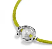 Pulsera de hilo color lima con perla shell y fornitura bañada en plata de ley.